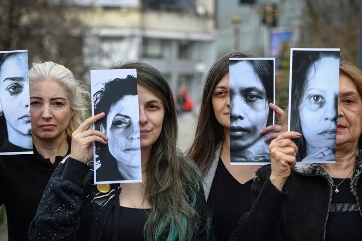 به گفته یک استاد دانشگاه و رئیس اندیشکده آرمان، براساس داده‌های سازمان ملل و اتحادیه اروپا، ۵۵ درصد زنان آمریکایی در خیابان‌ها تحقیر می‌شوند و خشونت علیه زنان سالانه ۲ درصد اقتصاد کانادا را بلعیده است.