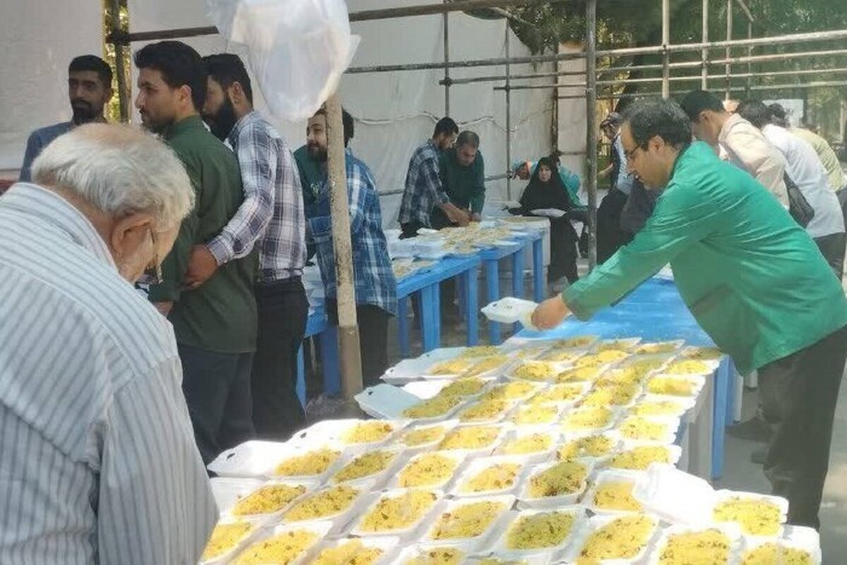 سفره غذای ۴۰ هزار نفری به عنوان بزرگ‌ترین سفره اطعام استان خراسان رضوی، امروز هم‌زمان با عید غدیرخم و پس از اقامه نماز ظهروعصر، در پارک ملت مشهد برپا شد.