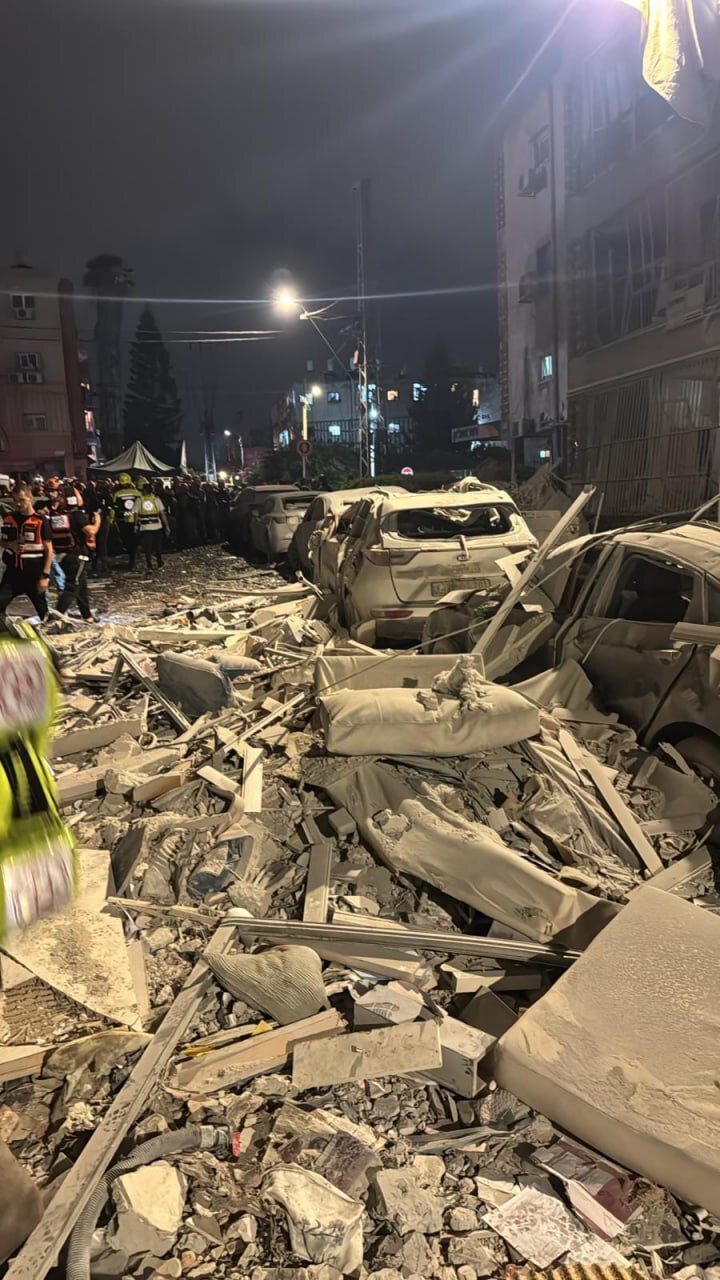 عکس‌هایی از تخریب موشک‌های ایرانی در شهر‌های اسرائیل (۲۵ خرداد ۱۴۰۴)