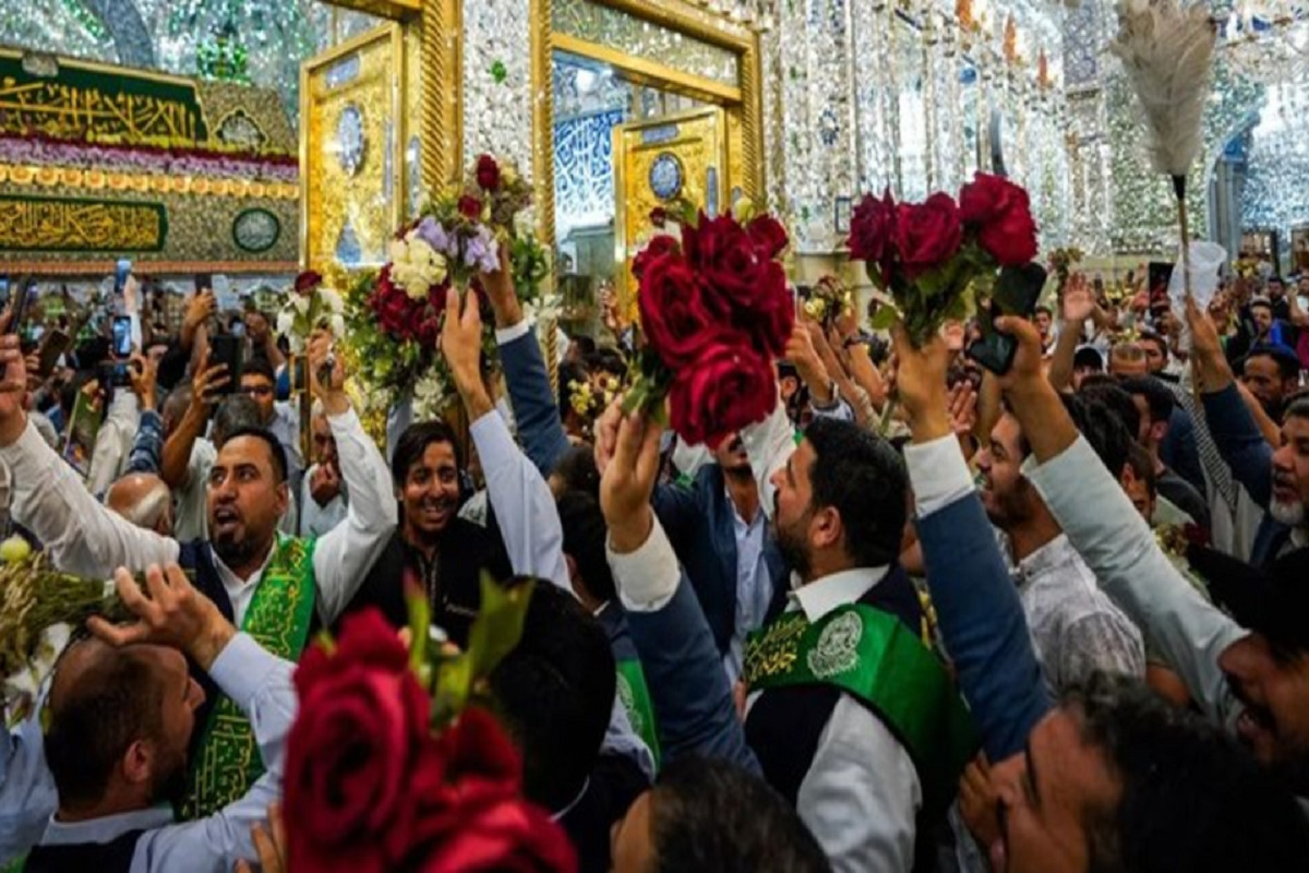 خادمان حرم علوی در کنار پهن‌کردن سفره اطعام‌ و برپایی جشن غدیر، کیکی به طول حدود ۱۵۰۰ متر و با وزن ۲۰ تُن را بین زائران توزیع کردند.