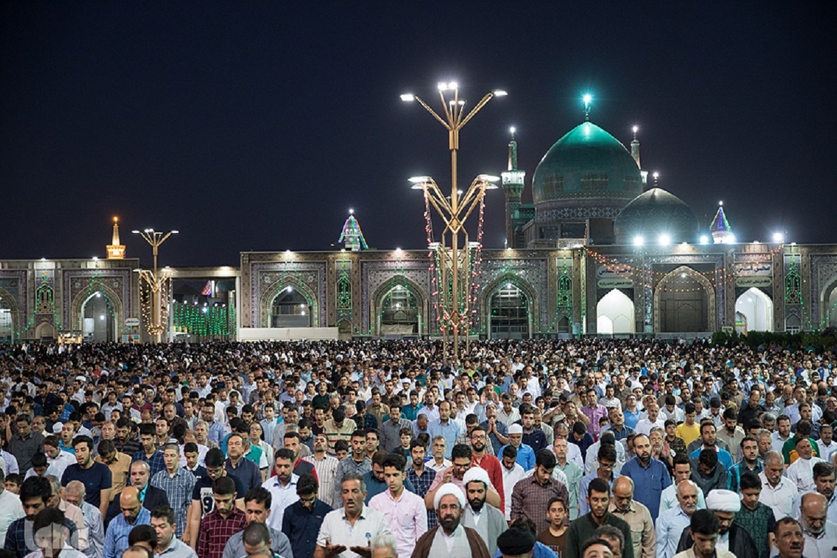 زائران و مجاوران در حرم امام رضا (ع) با امنیت و آرامش کامل، نماز مغرب و عشا را اقامه می‌کنند.