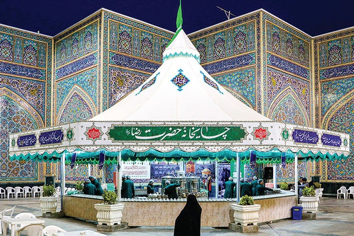 خادمان چایخانه حرم مطهر رضوی امشب به نیابت از شهدای حملات رژیم صهیونیستی به زائران حریم رضوی خدمت کردند.