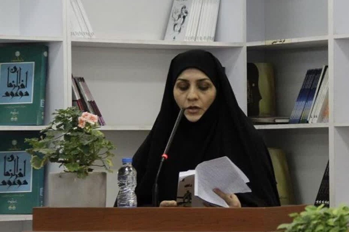 یکی از بانوان فعال در عرصه نویسندگی کتاب‌هایی با موضوع شهدای دوران دفاع مقدس، با اشاره به اینکه هجمه رسانه‌ای (پیام‌رسان‌های غیربومی و شبکه‌های خارجی) و موشکی این جنگ بسیار زیاد است، بر لزوم آگاه‌سازی کودکان از جزئیات دقیق‌تر جنگ توسط خانواده‌ها، تأکید کرد.