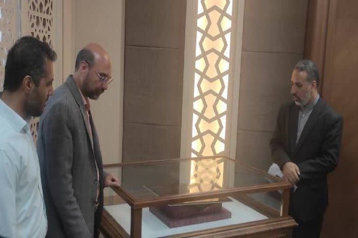 امروز در نشست «سه‌شنبه‌های علمی‌فرهنگی» آستان قدس رضوی، از اثر فاخر نگاره مباهله باعنوان «مباهله، از تحقیر تا تسخیر» که متعلق به عصر قاجار و اثر استاد آقا نجفعلی اصفهانی است، رونمایی شد.