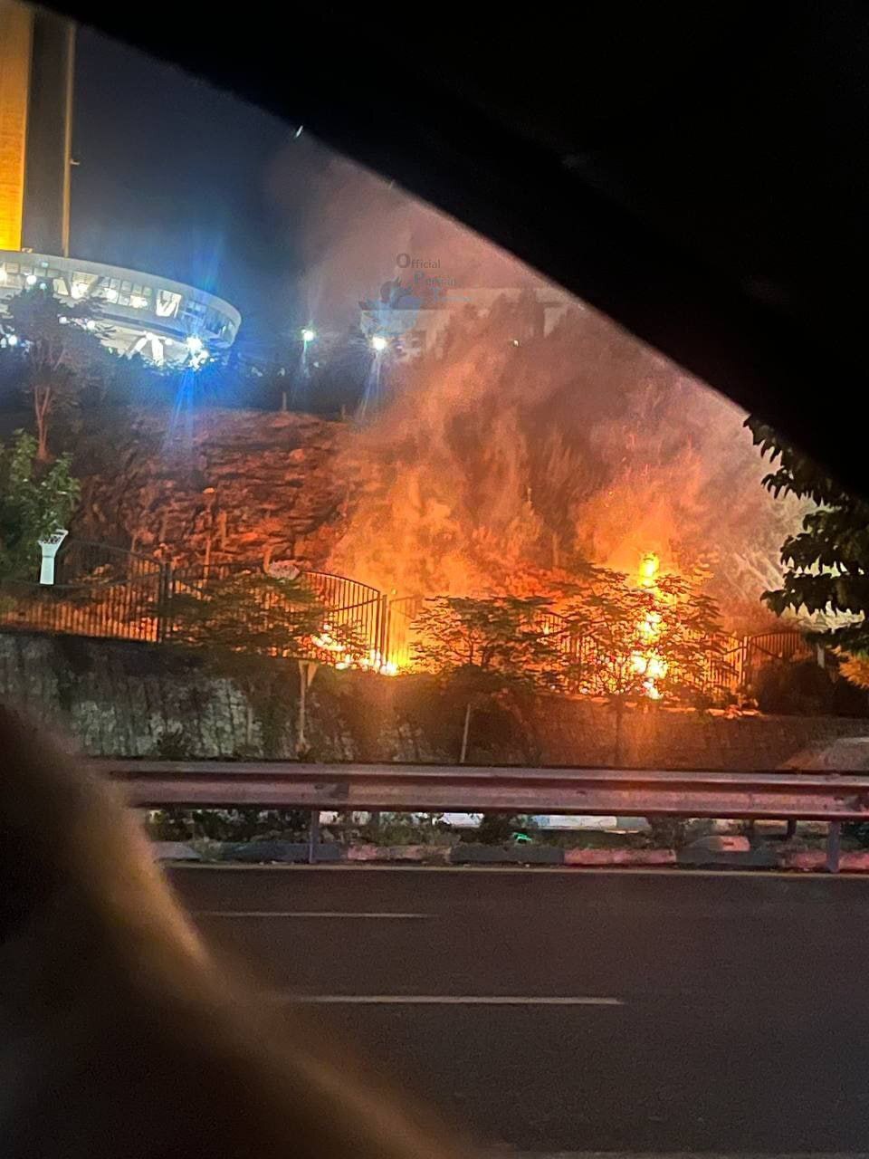 آتش سوزی عمدی در محوطه برج میلاد تهران (۲۸ خرداد ۱۴۰۴) + تصویر