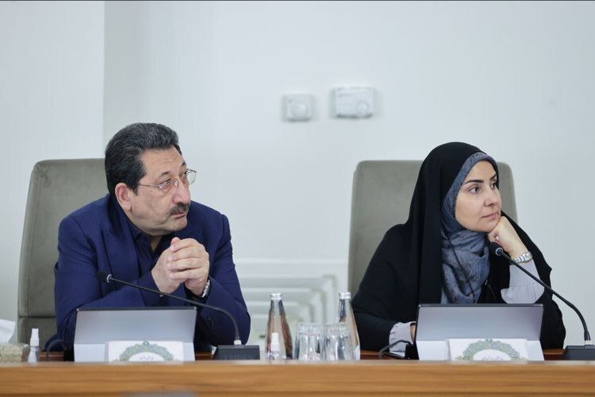 در حاشیه هیئت دولت امروز (۲۸ خرداد ۱۴۰۴) محمد اتابک، وزیر صمت کشور گفت: هنوز به ذخایر مایحتاج مردم دست زده نشده و مصرف تغییری نکرده است و شرایط خوب است. 

همچنین نوری قزلجه، وزیر جهاد کشاورزی، اظهار کرد: تامین و توزیع کالا‌ها در استان‌هایی که مسافر پذیر بودند به خوبی انجام گرفته است.