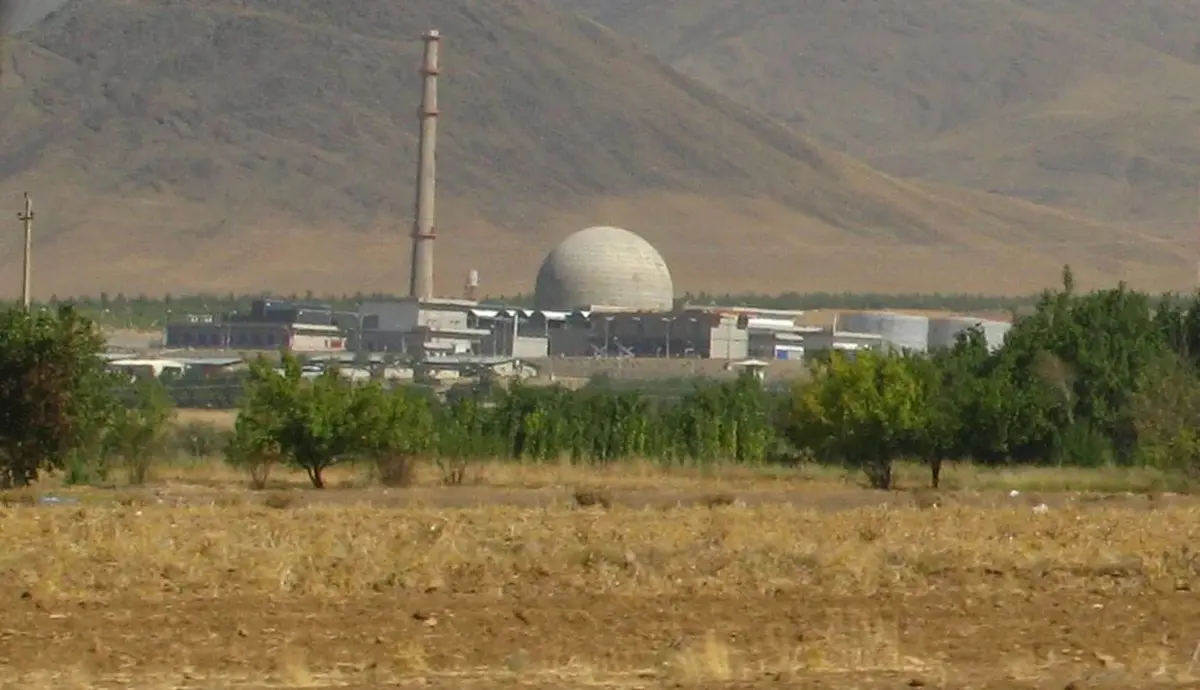 آژانس بین‌المللی انرژی اتمی (IAEA) اطلاعاتی دارد که نشان می‌دهد رآکتور تحقیقاتی آب‌سنگین خنداب (آراک سابق) که در حال ساخت است، مورد اصابت قرار گرفته. این رآکتور عملیاتی نبوده و هیچ‌گونه مواد هسته‌ای در آن وجود نداشته، بنابراین هیچ اثر پرتویی (تشعشعی) ایجاد نشده است.