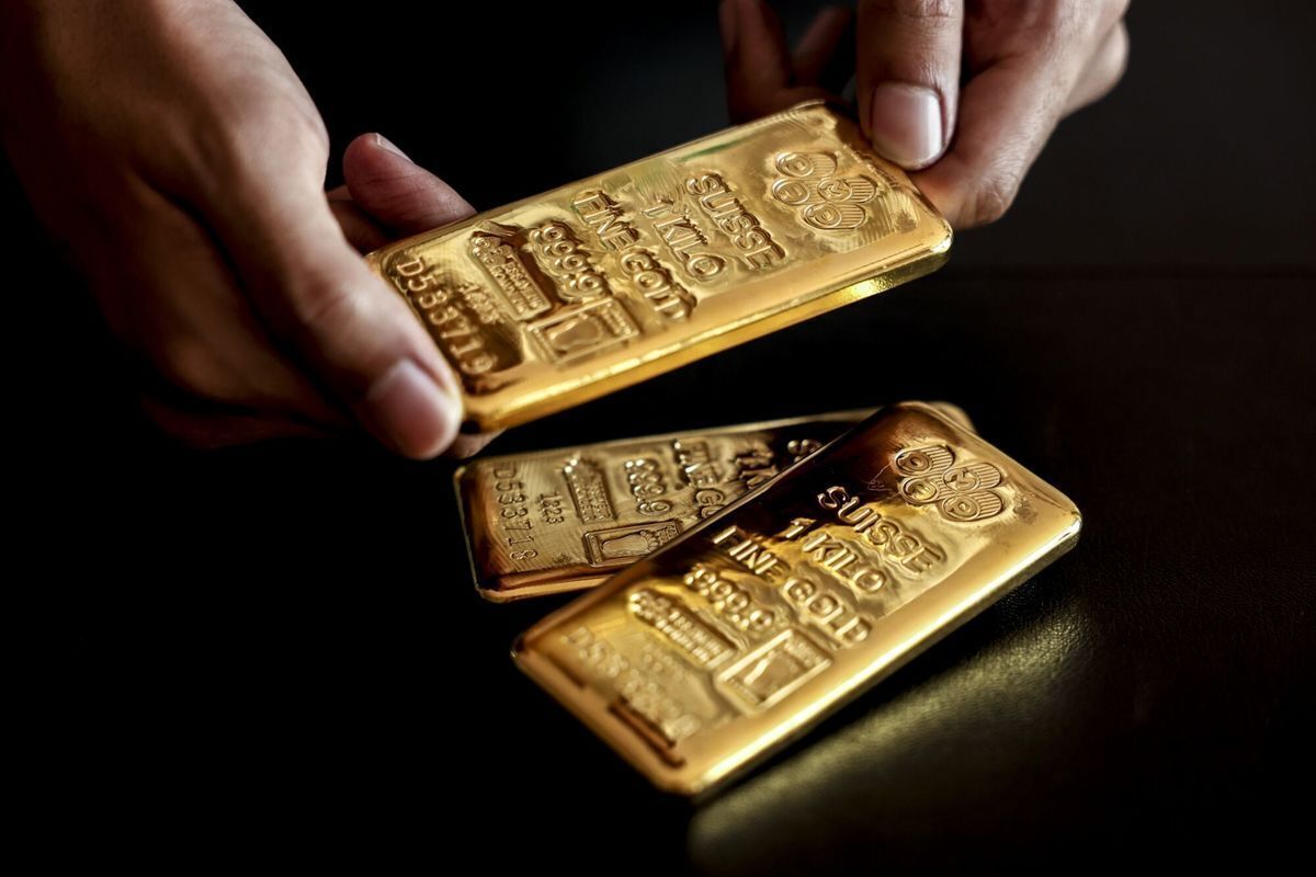 قیمت طلا در معاملات روز جمعه بازار جهانی کاهش یافت و در مسیر کاهش هفتگی قرار گرفت، زیرا قوی‌تر شدن دلار و ضعیف شدن چشم‌انداز کاهش نرخ بهره آمریکا، افزایش ریسک‌های ژئوپلیتیکی در خاورمیانه را تحت الشعاع قرار داد.