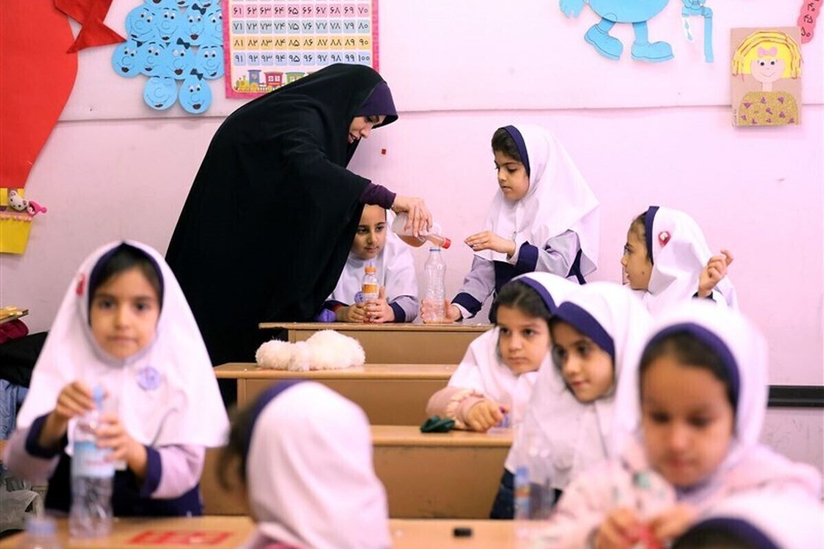 سخنگوی وزارت آموزش و پرورش با اشاره به پاداش پایان خدمت بازنشستگان و پرداخت حقوق فرهنگیان گفت: اوراق مدنظر تخصیص داده شد ولیکن به دلیل تعطیلی بورس این کار به تعویق افتاد و منتظر بازگشایی بورس و آغاز عملیات آن هستیم. ان‌شاءالله در ماه آتی، حقوق‌ها براساس تغییرات و به همراه معوقات پرداخت خواهد شد.