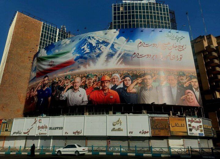«منم سرباز ایران» جدیدترین دیوارنگاره میدان ولیعصر (عج)
