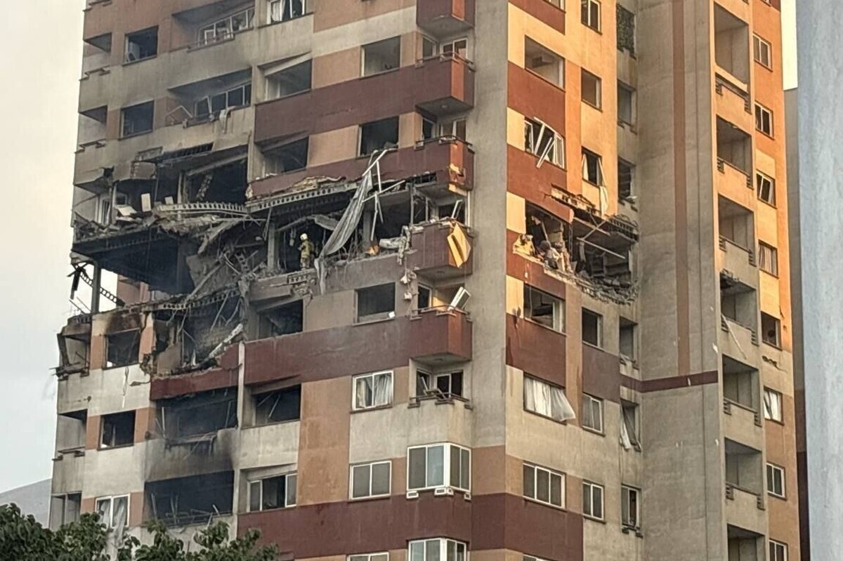 دکتر سید ایثار طباطبایی قمشه، دانشمند هسته‌ای به همراه همسرش در منزلش ترور شد.