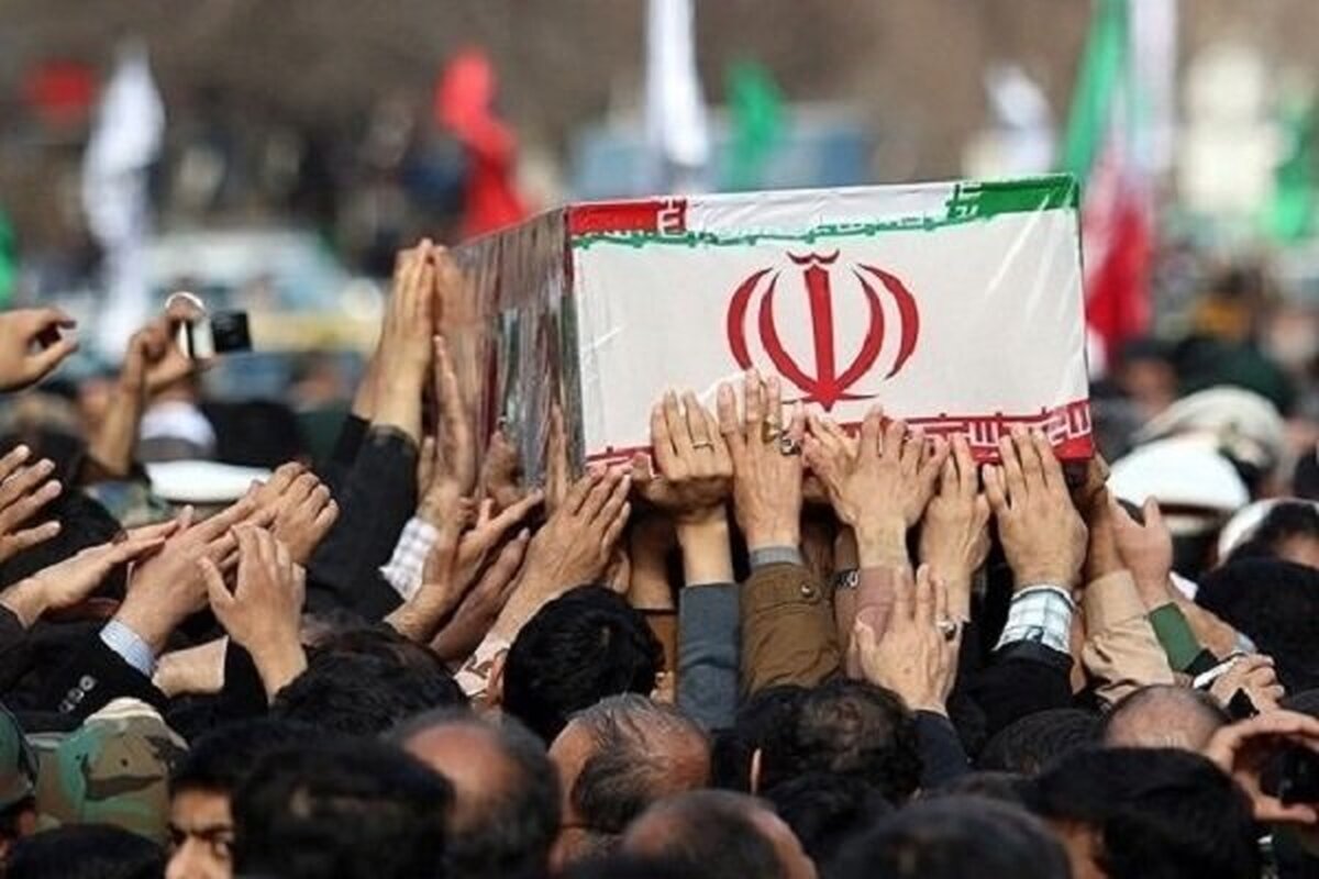 امروز در شهرستان اندیمشک حال و هوای عاشورایی حاکم بود؛ امروز شهدایی تشییع شدند که گناهی نداشتند، اما قربانی جنایت اسرائیل شدند. آرمین موسوی ۷ سال بیشتر نداشت و آرزو‌های فراوانی در سر داشت.