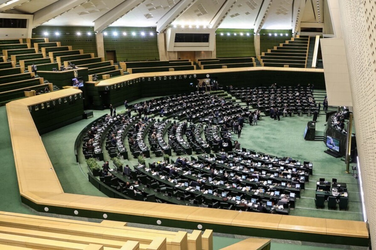 رئیس مجلس شورای اسلامی در پاسخ به تذکر یکی از نمایندگانی که خواستار ابلاغ مصوبه مربوط به حمایت از خانواده از طریق ترویج فرهنگ عفاف و حجاب مانند مصوبه مجلس درباره پالرمو شد، به ارائه توضیحاتی پرداخت و تاکید کرد: خواهش می‌کنم دوستان این موضوع را در رسانه‌ها عوام فریبی نکنند؛ ما مر قانون را اجرا می‌کنیم.