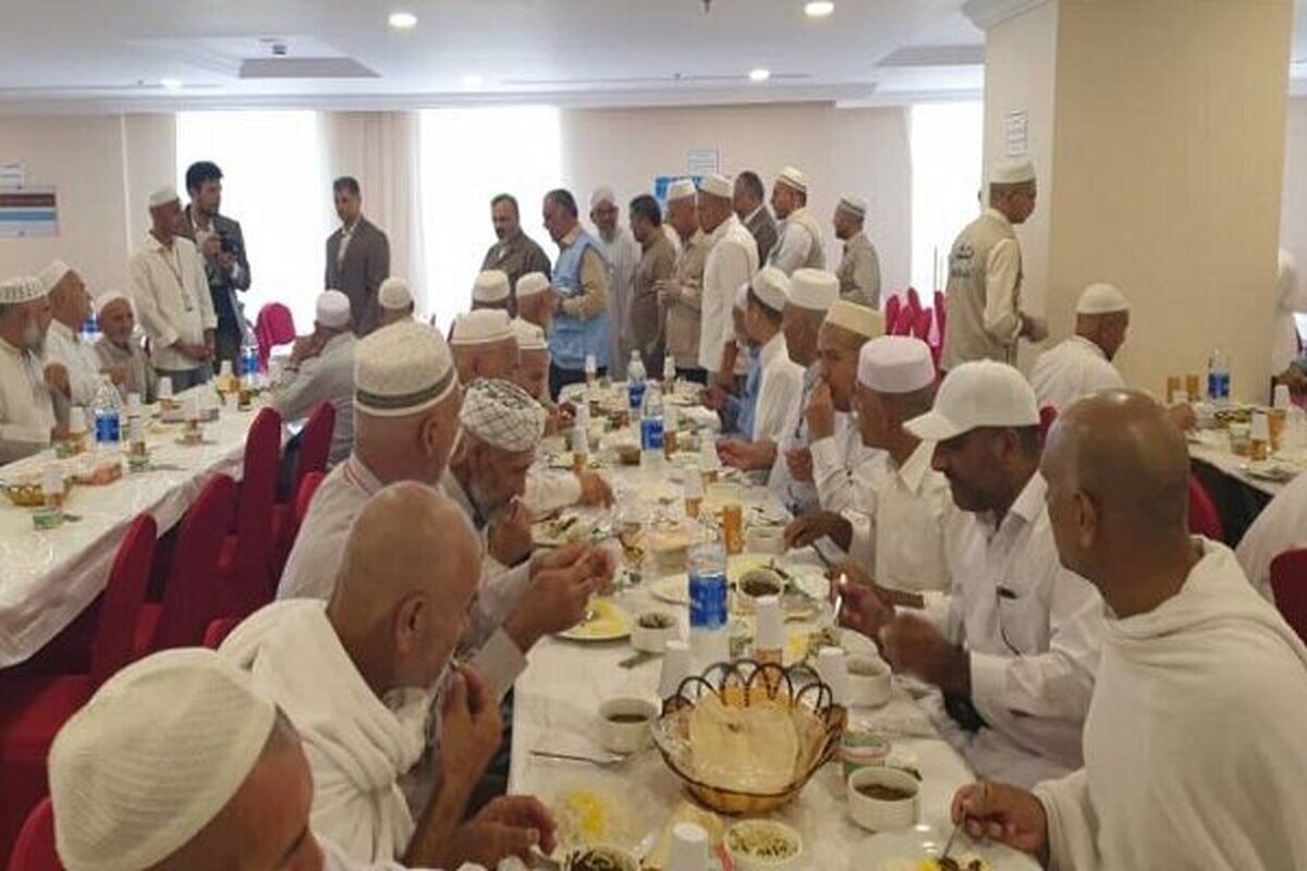 هر سال با حضور اعضای هیئت‌ پزشکی، کارشناسان تغذیه و مسئولان مرتبط حج و زیارت، با توجه به نظر زائران، برنامه غذایی ۵۵ روزه حجاج طراحی می‌شود.