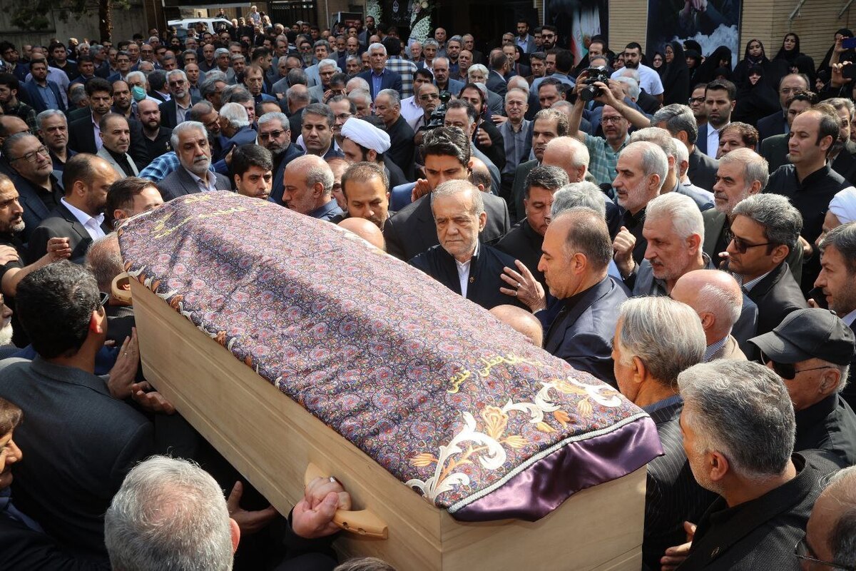 صبح امروز ۵ خرداد ۱۴۰۴ مراسم تشییع پیکر مرحوم «ناصر قفلی» رئیس مجمع خیرین مدرسه‌ساز با حضور رییس‌جمهور برگزار شد.