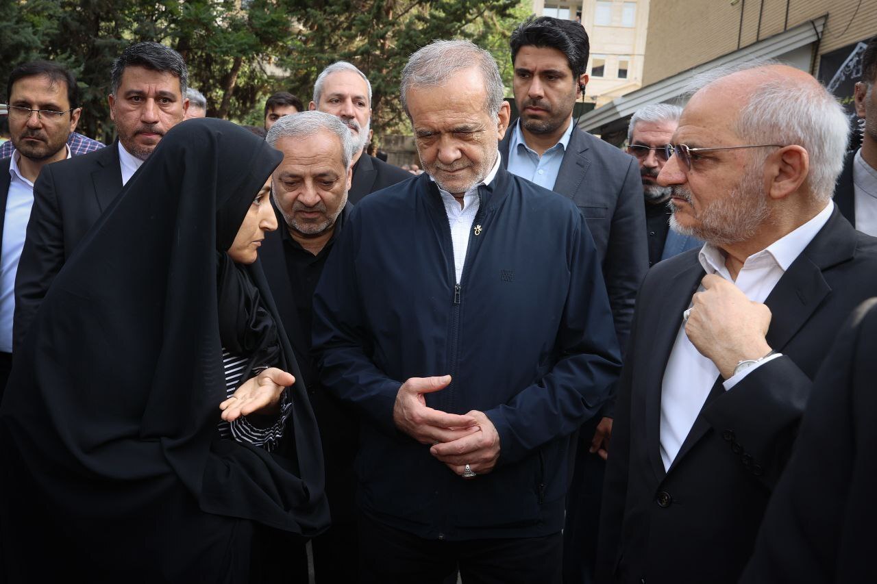 حضور سرزده پزشکیان در مراسم تشییع خیر مدرسهساز + عکس و فیلم حضور سرزده پزشکیان در مراسم تشییع خیر مدرسهساز + عکس و فیلم