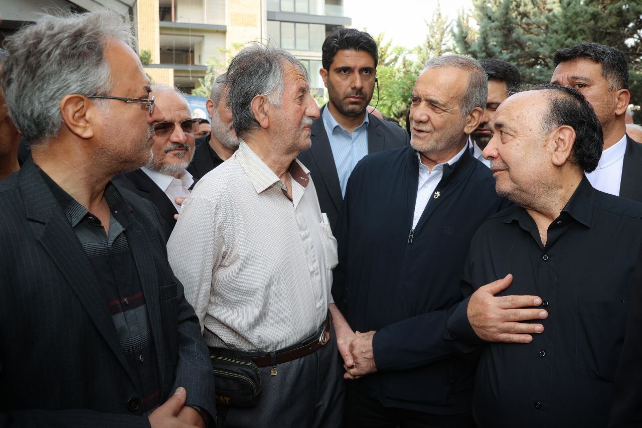 حضور سرزده پزشکیان در مراسم تشییع خیر مدرسهساز + عکس و فیلم حضور سرزده پزشکیان در مراسم تشییع خیر مدرسهساز + عکس و فیلم