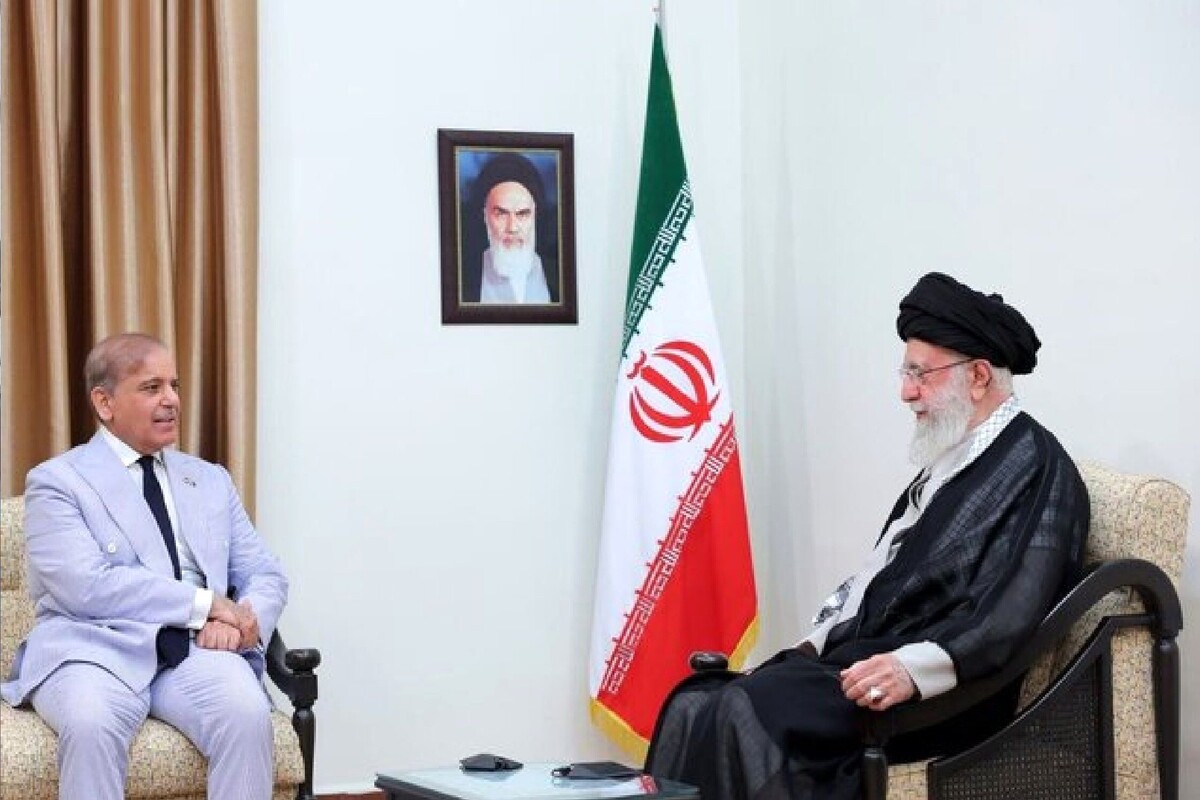 رهبر معظم انقلاب اسلامی در دیدار نخست وزیر پاکستان بر لزوم فعالیت‌های مشترک و تأثیرگذار ایران و پاکستان برای متوقف‌کردن جنایات رژیم صهیونیستی در غزه تأکید کردند.