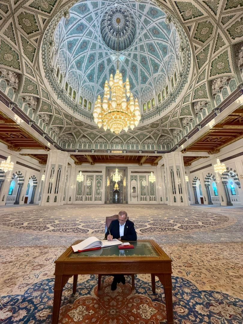 پزشکیان از مسجد جامع سلطان قابوس بازدید کرد