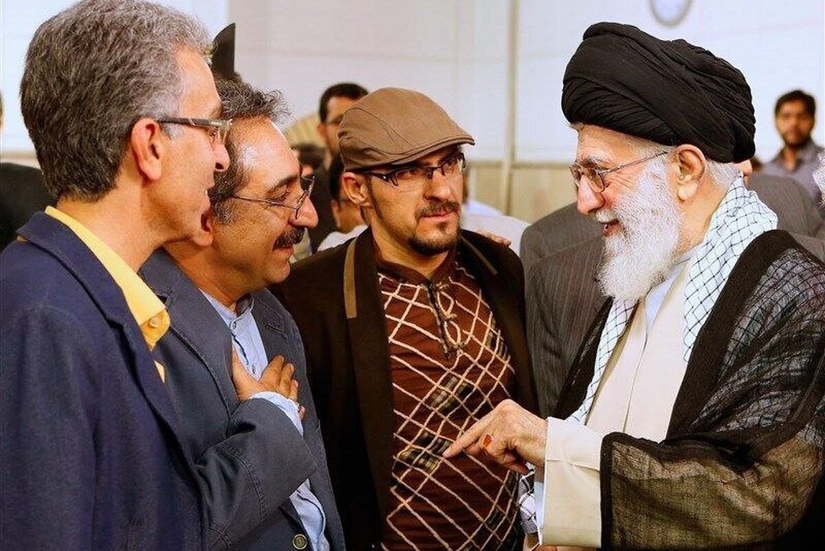 وقتی شهرام شکیبا یکی از طنزپردازان، از رهبر انقلاب درخواست انگشتر کرد و با یک اشکال فنی مواجه شد! انگشتر درخواستی، یادگار عقد ازدواج رهبر انقلاب بود.