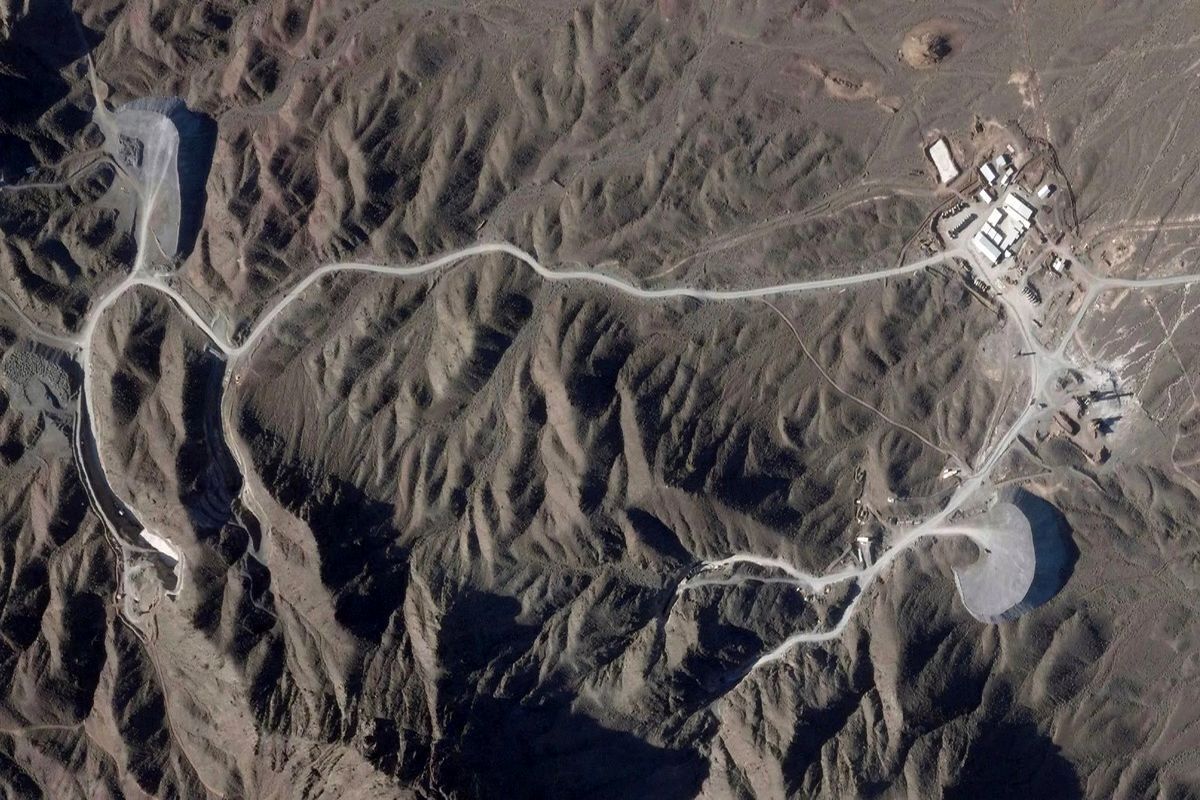 در دل رشته‌کوه‌های اطراف قم، تأسیساتی مستتر است که طی دو دهه گذشته، به یکی از شاخص‌ترین نمادهای برنامه هسته‌ای جمهوری اسلامی ایران بدل شده: مرکز غنی‌سازی فردو.