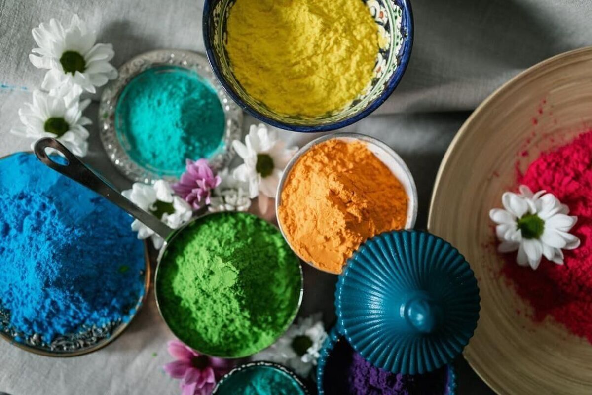 استفاده از رنگ‌های مصنوعی برای تنوع در غذا در پای سفره‌های ما باز شده، اما کمتر کسی است که از آسیب‌های آن برای بدن ما خبر داشته باشد.