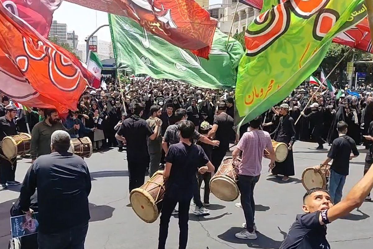 تصاویری‌ از عزاداری و دمام زنی هیئت امامین عسکریین(ع) در خیابان های مشهد را در ادامه ببینید.