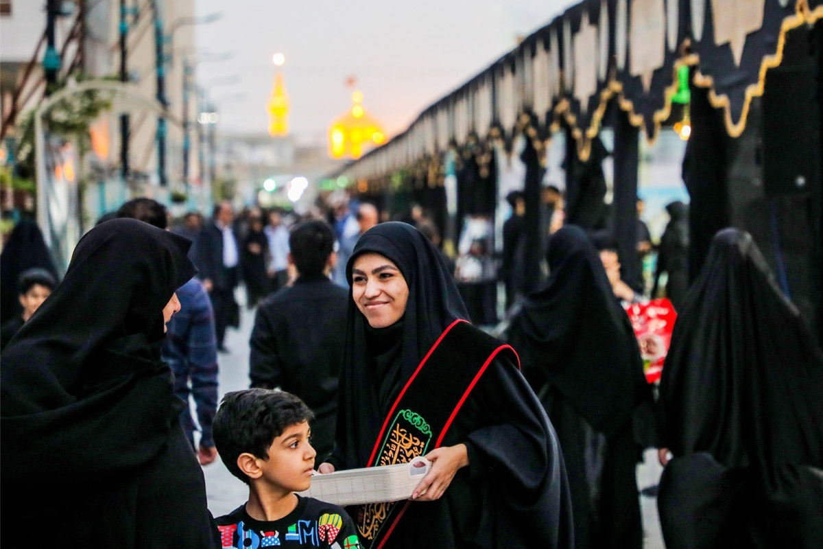 افزون بر زائران زیادی که در این روز‌ها مشهد را به جای کربلا مقصد زیارتی خود انتخاب کرده‌اند، از روز‌های جنگ هم میهمانان زیادی دراین شهر باقی مانده‌اند که قرار است امسال جانانه از آن‌ها پذیرایی کنیم.