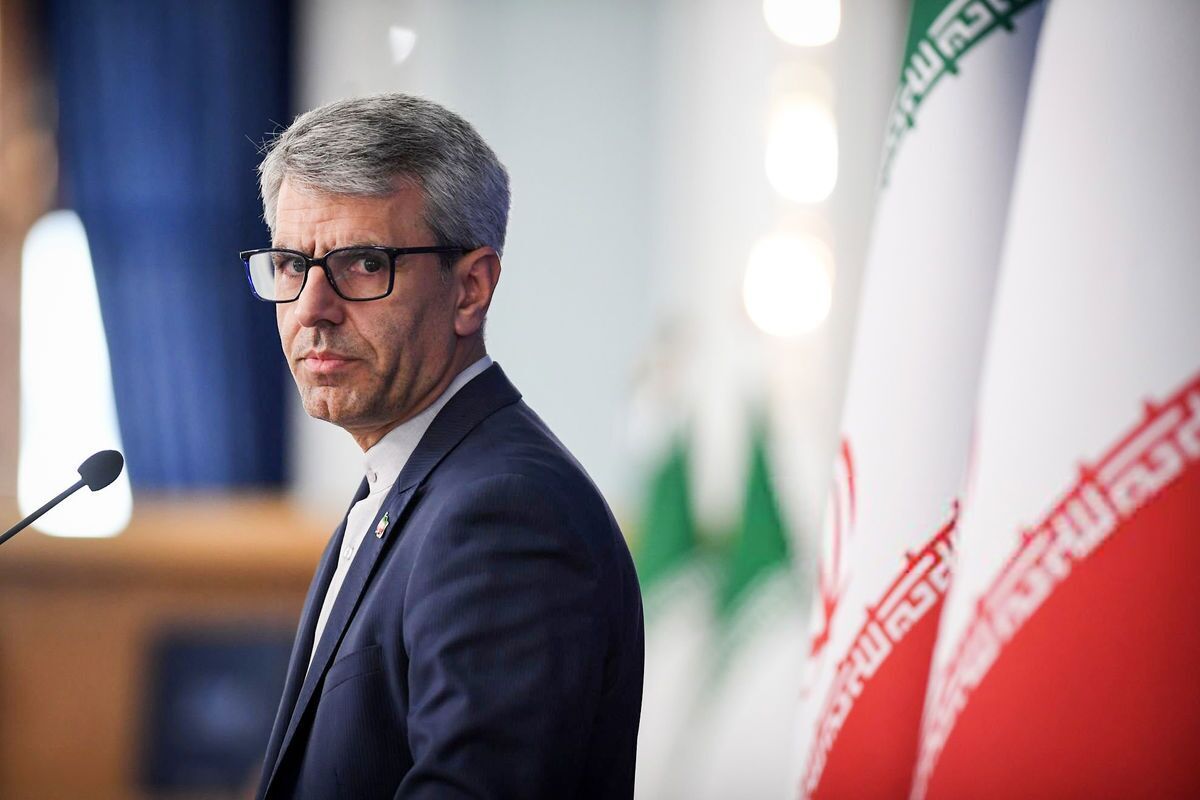 سخنگوی وزارت امور خارجه ایران گفت که «ما با هیچ‌کسی در سازمان‌های بین‌المللی دشمنی نداریم اما مردم ما واقعا از موضع آژانس اتمی به خشم آمده‌اند و از آن ناراحت هستند».