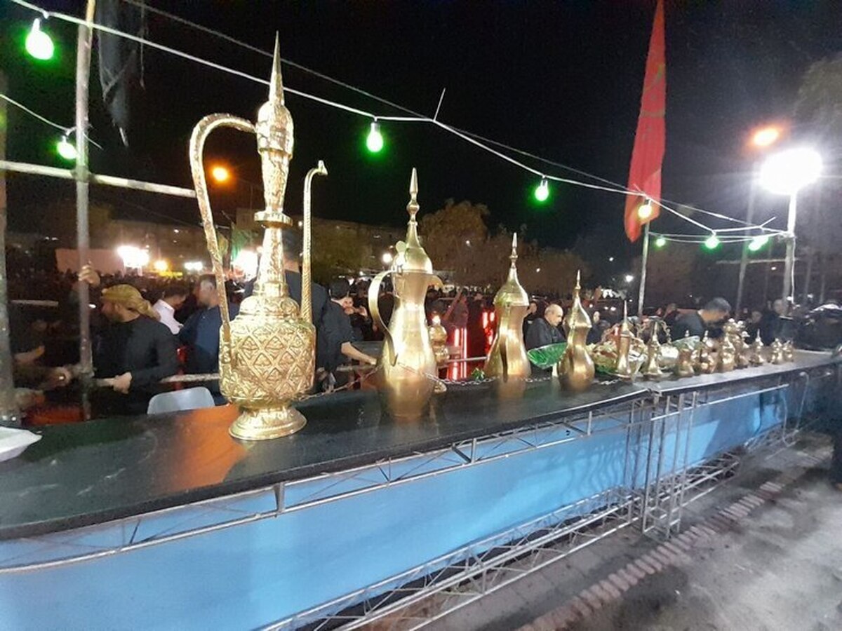 در محله مطهری شمالی مشهد خیمه عزاداری به یاد شهدا برپا شده است.