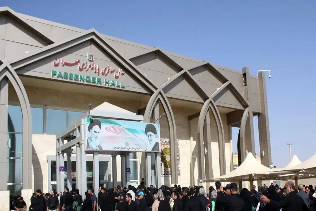 بر اساس اعلام راهداری و حمل و نقل جاده‌ای ایلام  حجم بالای زائران عتبات و تدابیر کنترلی عراق باعث کندی در تردد مرز مهران شده بود.