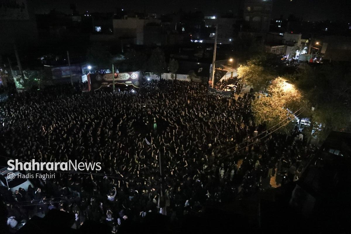 مهاجران افغانستانی مقیم مشهد همانند سایر اتباع کشور‌های مسلمان، پای کار محرم ایستاده‌اند.  
آنها که سال‌های سال است در جوار علی ابن موسی الرضا (ع) زندگی می‌کنند، در کنار دیگر شهروندان با برپایی هیئت عزاداری و موکب پذیرایی ارادت خود را به عزاداران سرور آزادگان جهان، حسین ابن علی (ع) ابراز کرده‌اند.  
امسال نیز موکب امام سجاد (ع) برای چهاردهمین سال پیاپی، به همت جمعی از افغانستانی‌های مقیم مشهد در مسیر تردد عزاداران حسینی در خیابان امام رضا (ع) برپا شده است.