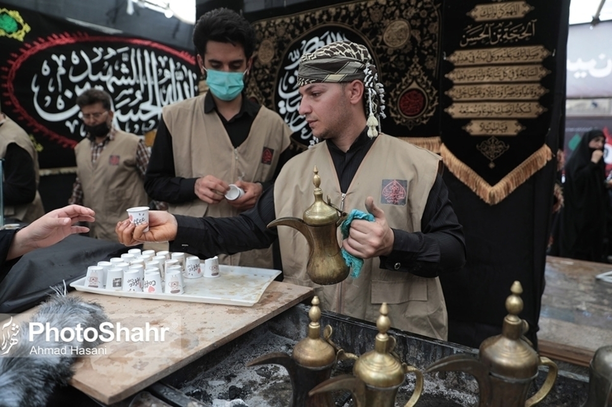 پذیرایی ساده رویه مشهدی‌های دلداده به سالار شهیدان(ع) است، اهالی محله سجاد نیز در موکب بیت الشهدابه همین سیاق از همشهری‌هایشان پذیرایی می‌کنند.