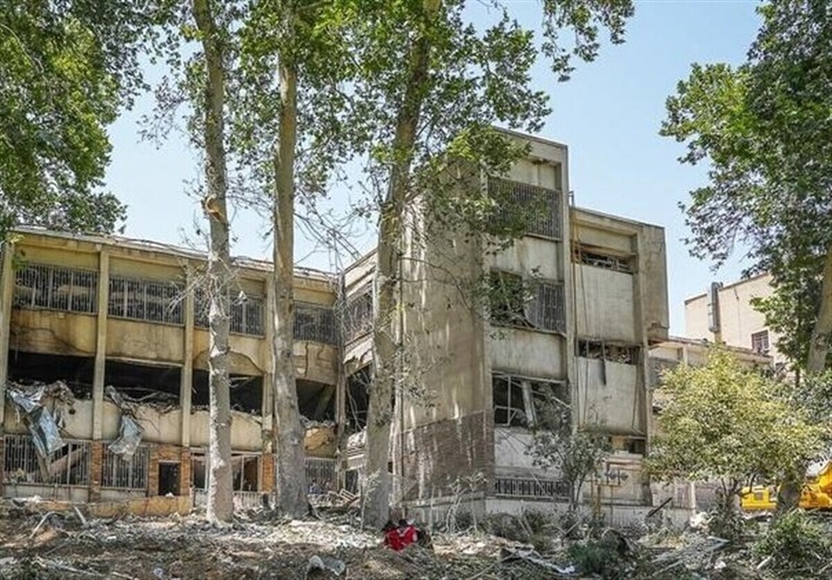 زندان اوین لحظاتی پس از هدف قرار گرفتن صحنه‌های وحشتناکی به خود دید، از گودال عمیقی که کنار اتاق سرباز‌ها ایجاد شده بود تا بدن‌های سوخته‌ای که زیر آوار مانده بودند و کاری از دست کسی در دقایق اولیه برنمی‌آمد.