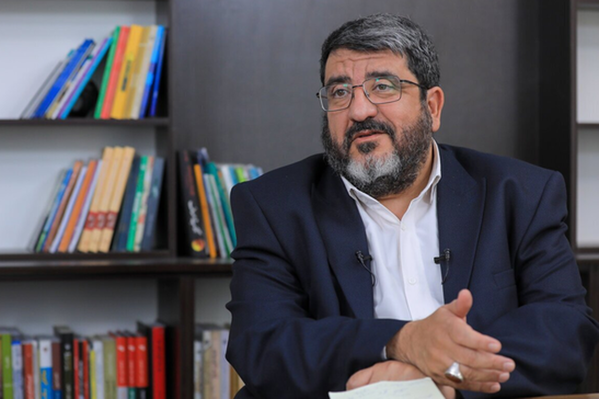 فواد ایزدی، کارشناس مسائل آمریکا با تأکید بر اینکه مذاکرات قبلی در واقع یک عملیات فریب بوده است، هشدار داد که شرایط فعلی آمریکا و فضای سیاسی آن آمادگی لازم برای توافق و رفع تحریم‌ها را ندارد.