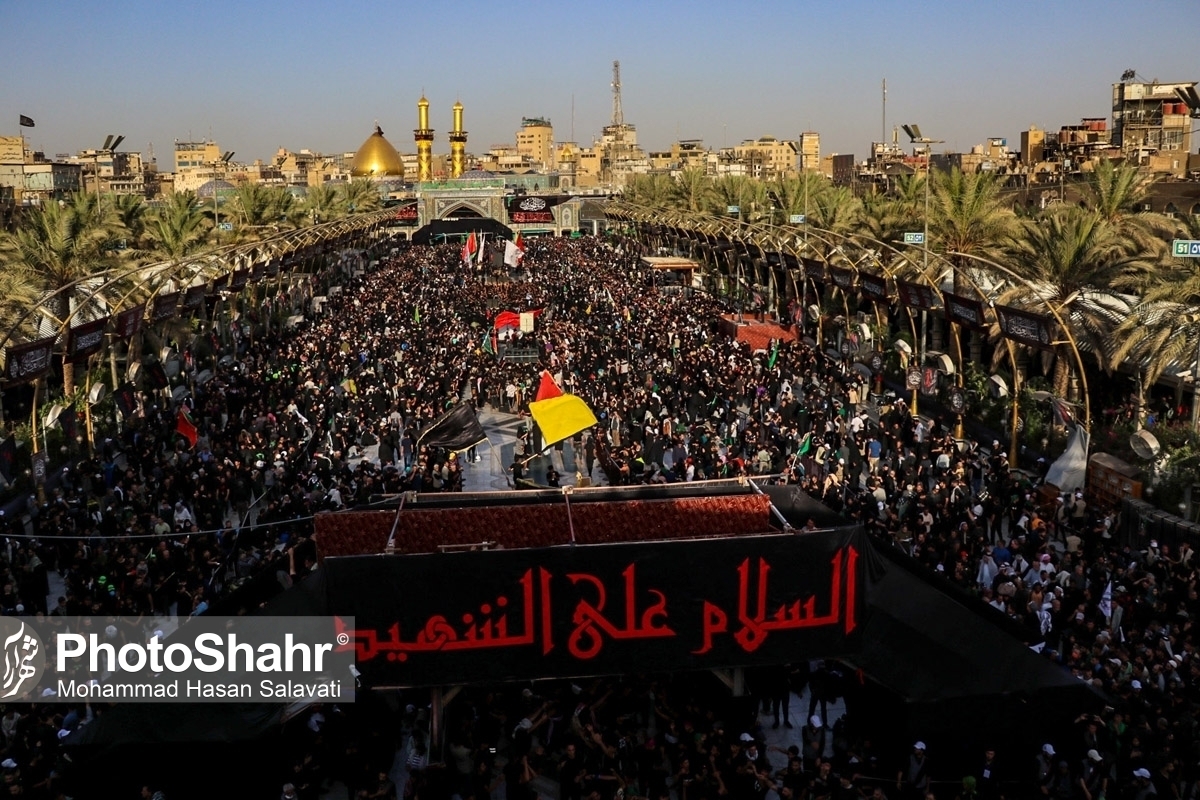 زائران کربلای معلی، در شب تاسوعا، با دل‌هایی لبریز از ارادت به حضرت عباس (ع)، در فضای روح‌انگیز بین‌الحرمین گرد هم آمدند تا شب وفاداری را با اشک و زمزمه عاشقانه سپری کنند.