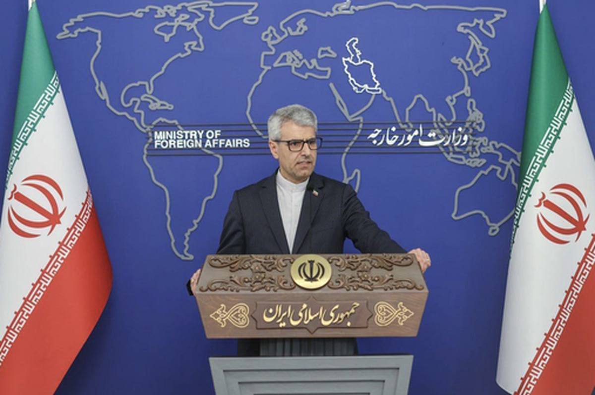 سخنگوی وزارت امور خارجه با بیان اینکه حق داریم روش همکاری خود با آژانس را بازنگری کنیم، درباره مذاکره با آمریکا گفت: در حال حاضر افکار عمومی آن‌قدر خشمگین است که هیچ‌کس حتی جرئت صحبت درباره مذاکره و دیپلماسی را ندارد.