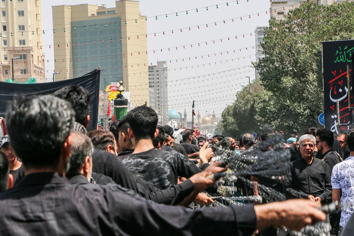 هم‌زمان با برگزاری تاسوعای حسینی در سراسر کشور، در مشهد دسته‌جات عزاداری و هیئت‌های مذهبی به سمت حرم مطهر رضوی رهسپار شده‌اند.