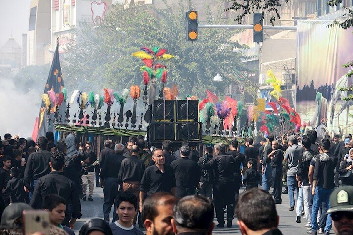 عزاداران حسینی در تهران و سایر کشورها در روز تاسوعا با رهبر معظم انقلاب تجدید پیمان کردند.