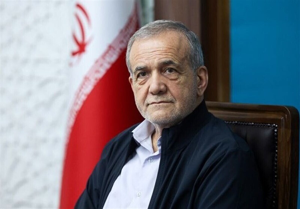 رئیس‌جمهور کشورمان در واکنش به حضور رهبر انقلاب در مراسم عزاداری شب عاشورا در حسینیه امام خمینی(ره) توئیتی منتشر کرد.