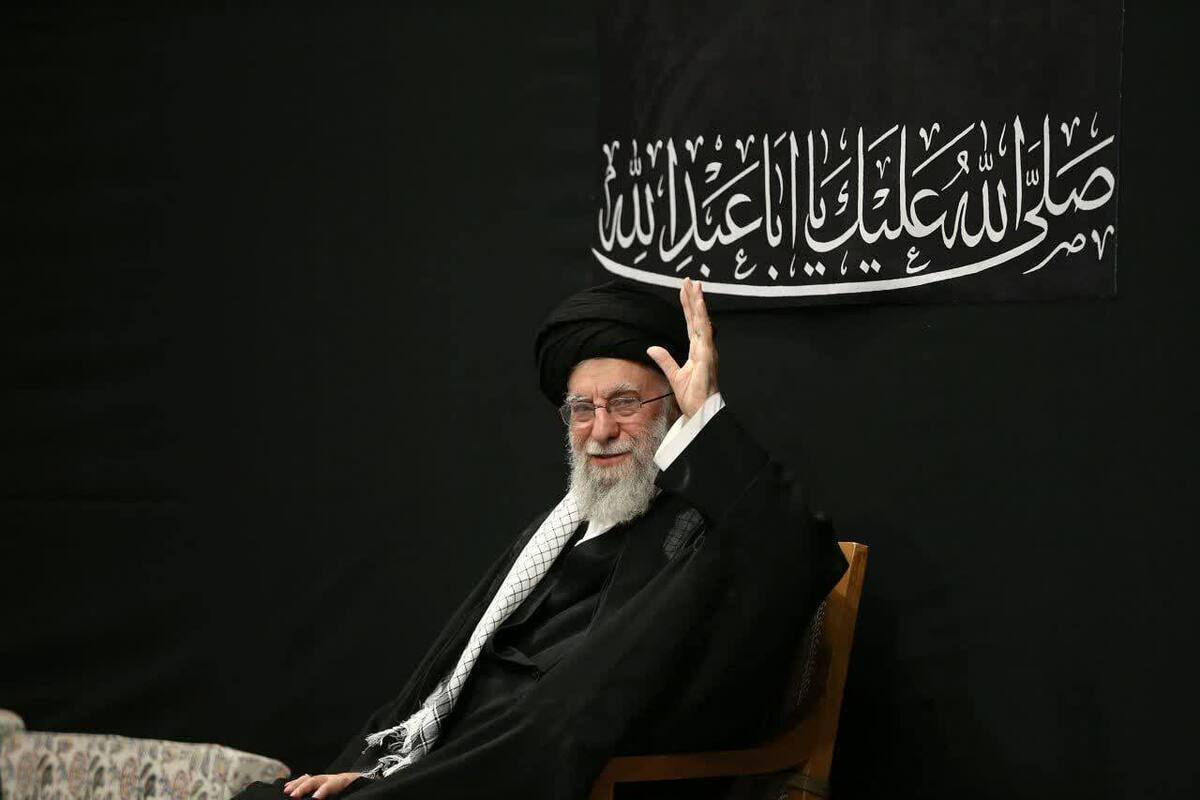 مشاور مقام معظم رهبری در امور بین‌الملل با انتشار تصویری از حضور رهبر معظم انقلاب در مراسم شب عاشورا نوشت: «پیر ما آمد دوباره، زنده شد یک سرزمین».