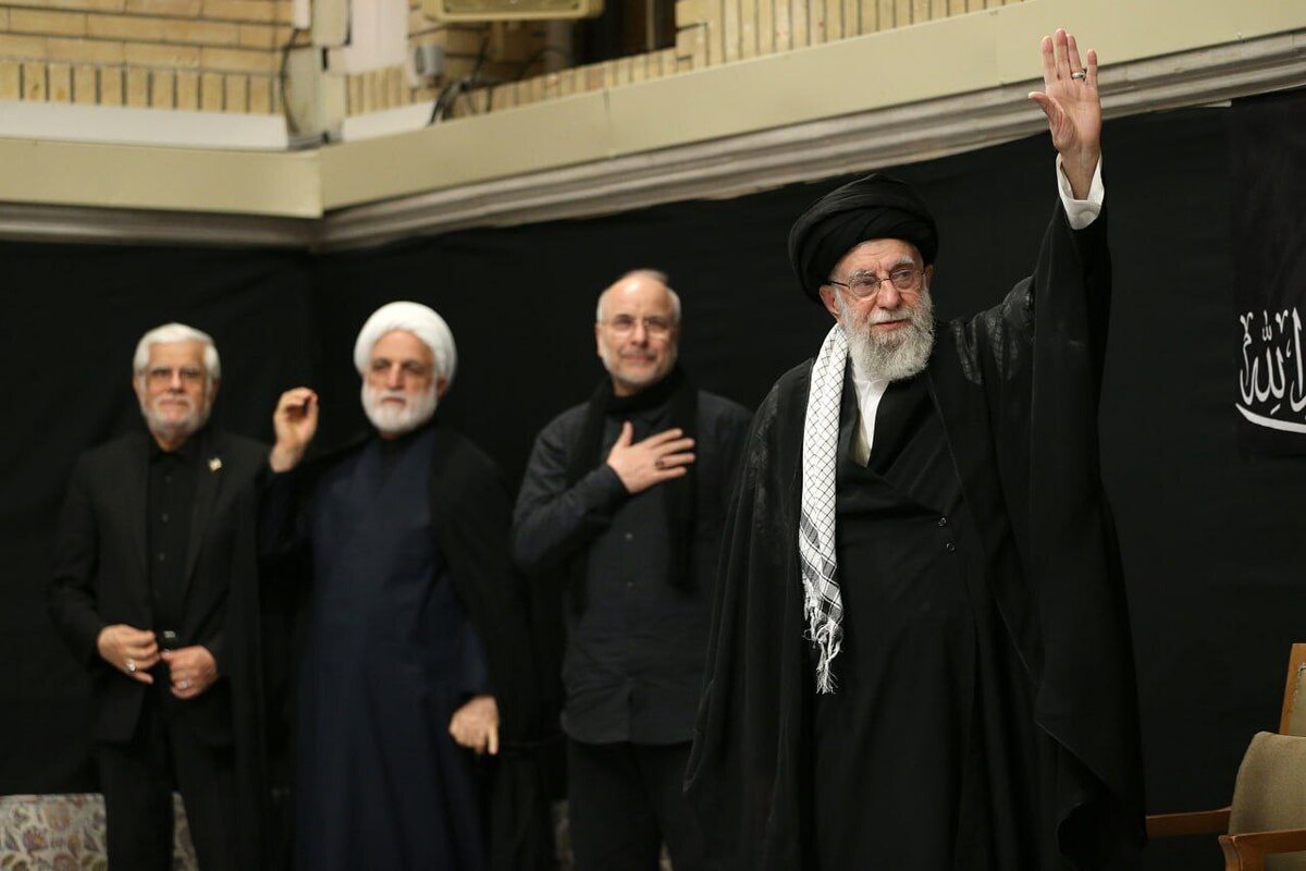 همزمان با اعلام حضور رهبر انقلاب در مراسم شب عاشورای حسینیه امام خمینی (ره) کاربران فضای مجازی به صورت گسترده به این حضور با چند هشتگ واکنش نشان دادند.