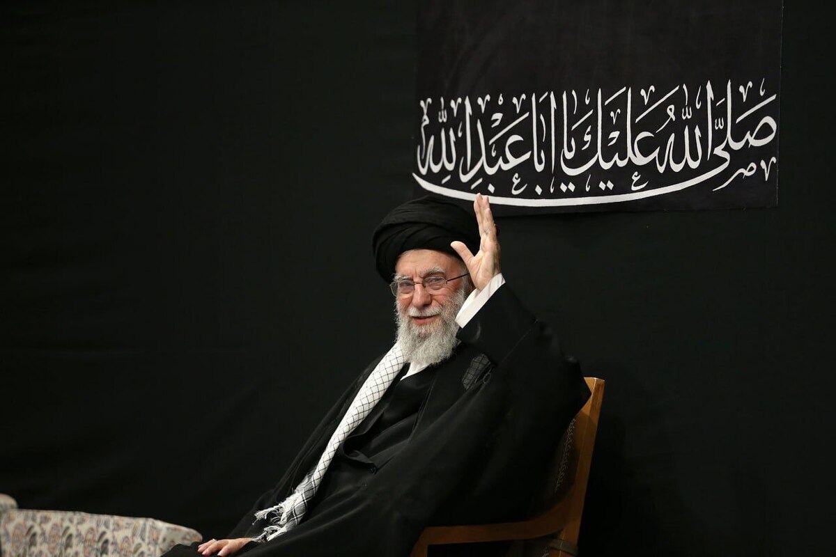 رئیس سازمان انرژی اتمی ایران با انتشار تصویری از حضور رهبر معظم انقلاب اسلامی در شب عاشورای حسینی در حسینیه امام خمینی(ره)، در صفحه اینستاگرام خود نوشت: «طنین ای ایران از جان دل‌ها نواخته شد.»