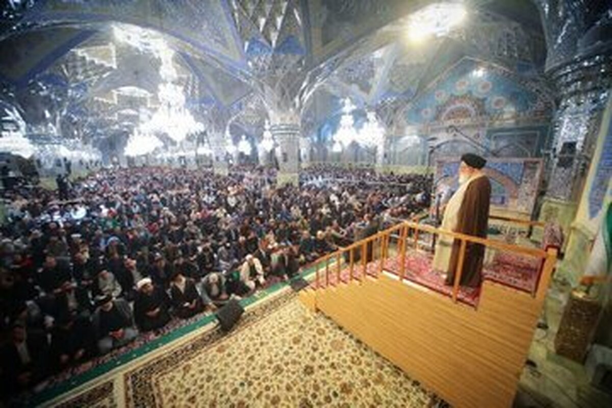 در ظهر عاشورا، زائران و مجاوران حرم مطهر رضوی در فضایی معنوی، نماز ظهر را به امامت آیت‌الله سیداحمد علم‌الهدی اقامه کردند.