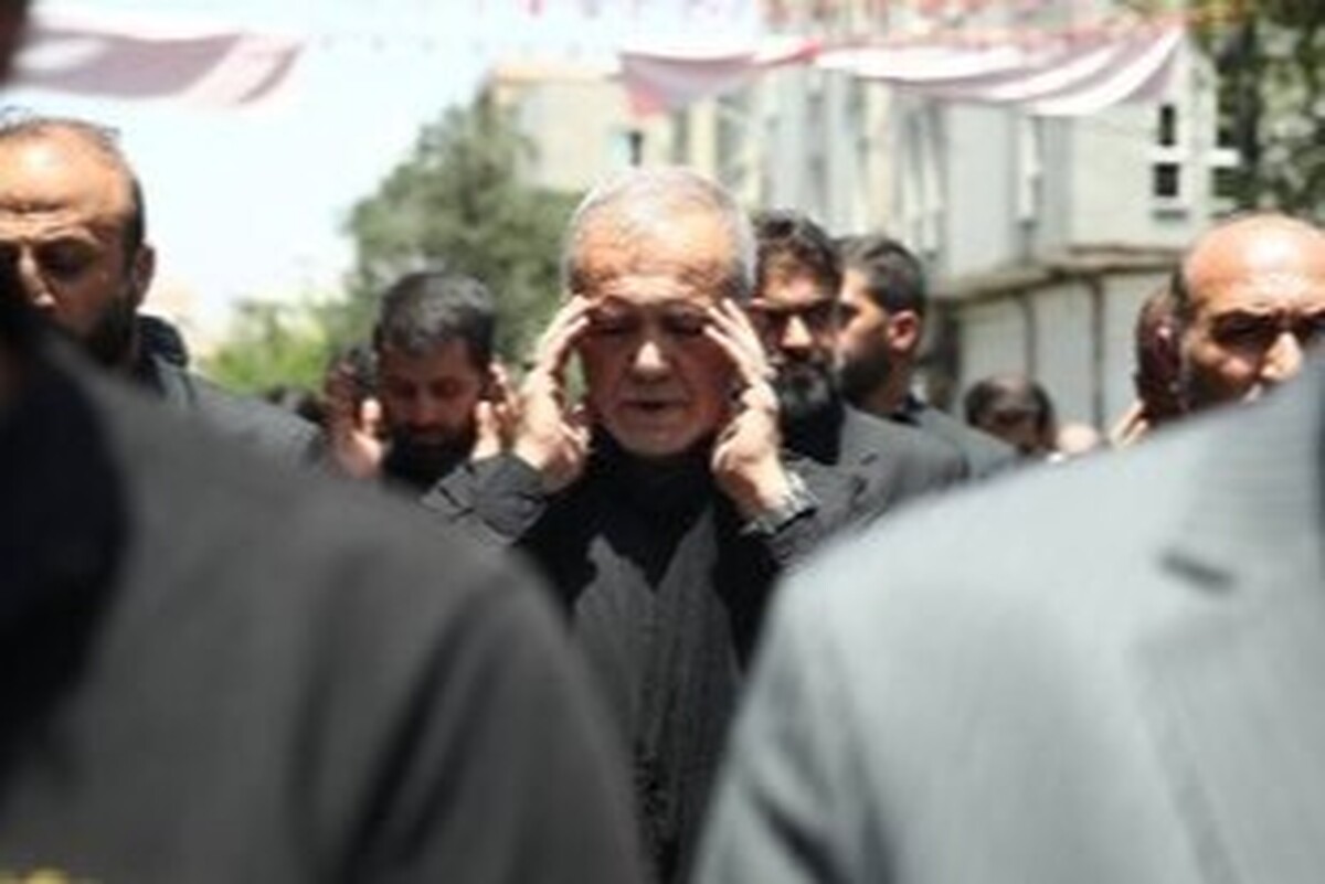 مسعود پزشکیان، رئیس جمهور در نماز ظهر عاشورا در میان عزاداران شهر تبریز حضور پیدا کرد.