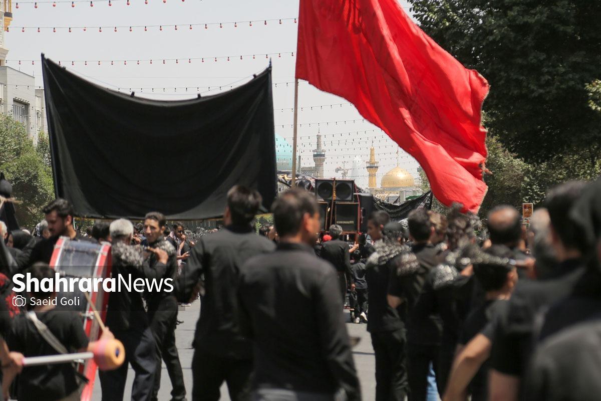 همزمان با فرارسیدن عاشورای حسینی، زائران و مجاوران حرم مطهر رضوی با حضور در مراسم عزای سید و سالار شهیدان، اعلام کردند که تا پای جان در مسیر سید الشهدا (ع) باقی خواهند ماند و در این راه دریغی از بذل جان خود ندارند.