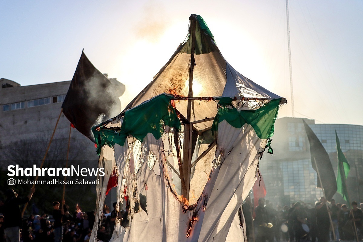 آئین عزاداری و خیمه‌سوزان عصر عاشورا، عصر امروز یکشنبه در تعدادی از مناطق مشهد با حضور مردم و هیئت‌های مذهبی برگزار می‌شود. در این گزارش ویدئویی، لحظاتی از برگزاری این مراسم در خیابان شهید کاشانی مشهد را می‌بینید.