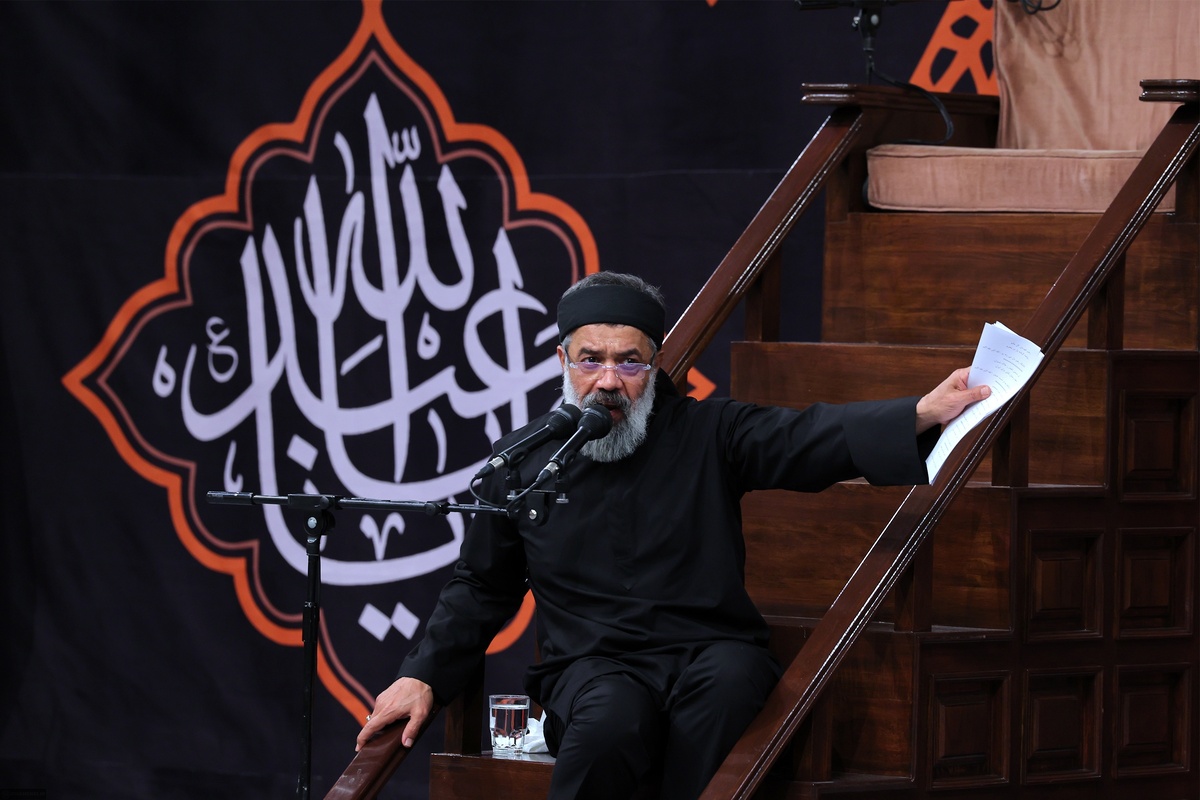رهبر انقلاب شب گذشته پس از پایان برنامه خطاب به محمود کریمی: یادت باشد یک «ایران ای سرای امید» هم به من بدهکاری...

کریمی: آقا گفتند برنامه‌هایتان را می‌بینم؛ نوحه‌های «ای‌ایران‌ایران» خیلی عالی بود.