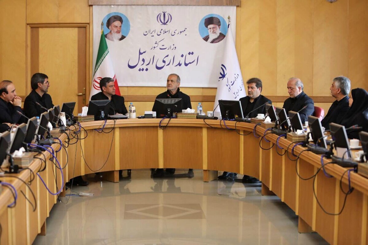 مسعود پزشکیان رئیس‌جمهور در جریان سفر سرزده و غیررسمی به استان اردبیل، صبح امروز در نشستی با مدیران محلی، به بررسی نیازمندی‌ها و اقدامات انجام‌یافته در این استان پرداخت. 