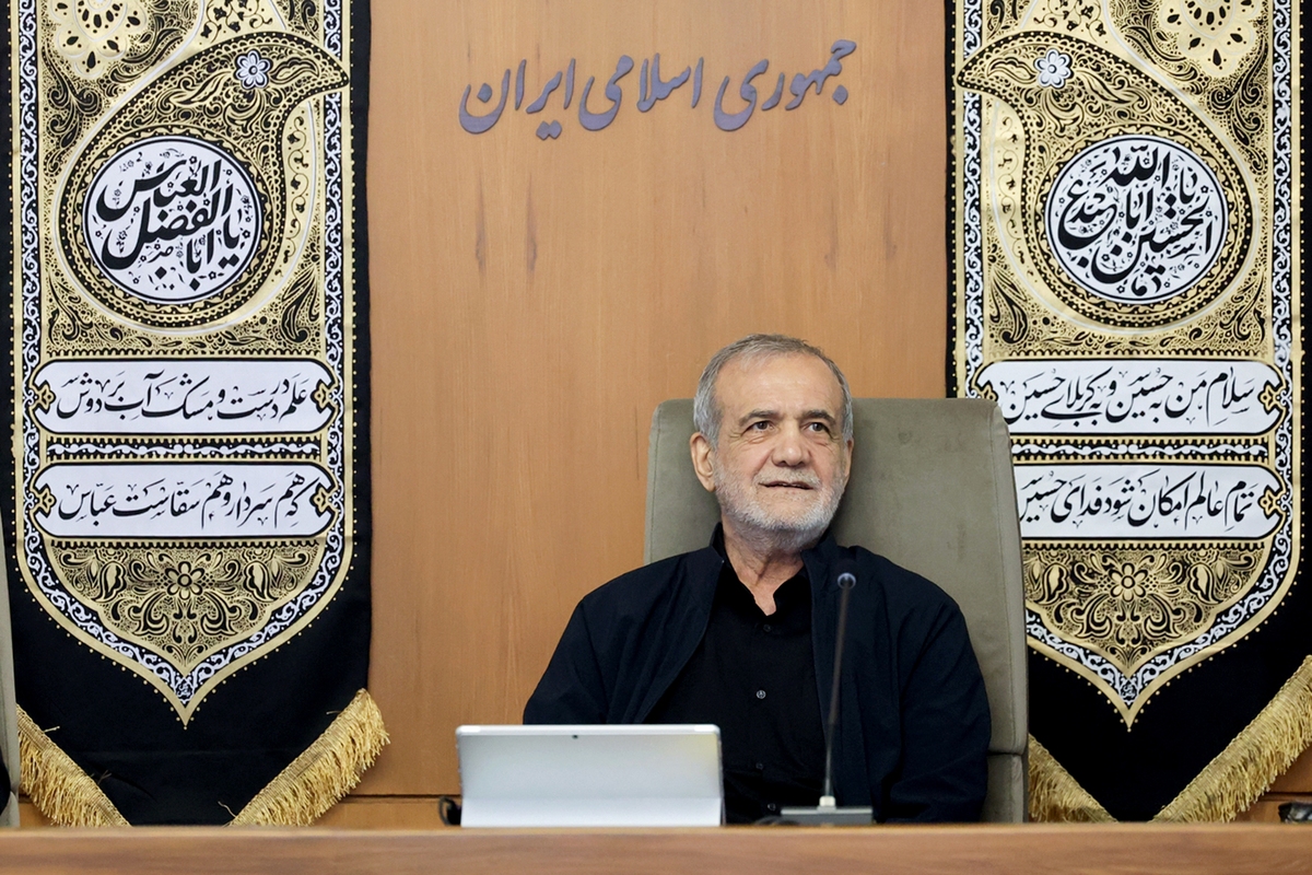 رئیس‌جمهوری گفت: در جریان جنگ ۱۲ روزه آنچه دشمن را ناامید کرد حضور مردم بود و درسی به ما مسئولان و کسانی که در قدرت هستند داد تا هوای مردم را داشته باشند.